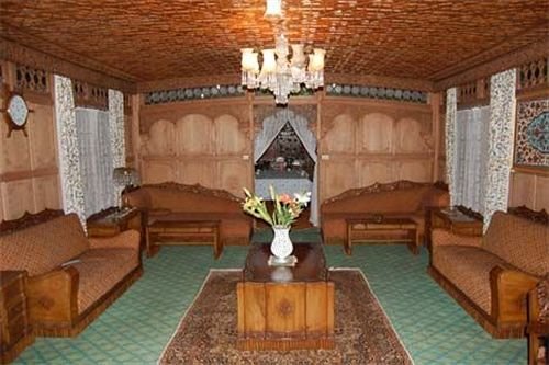 meena group houseboats