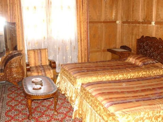 meena group houseboats