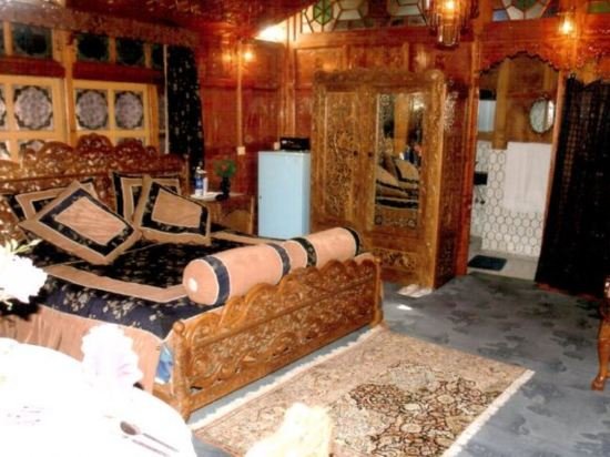 meena group houseboats