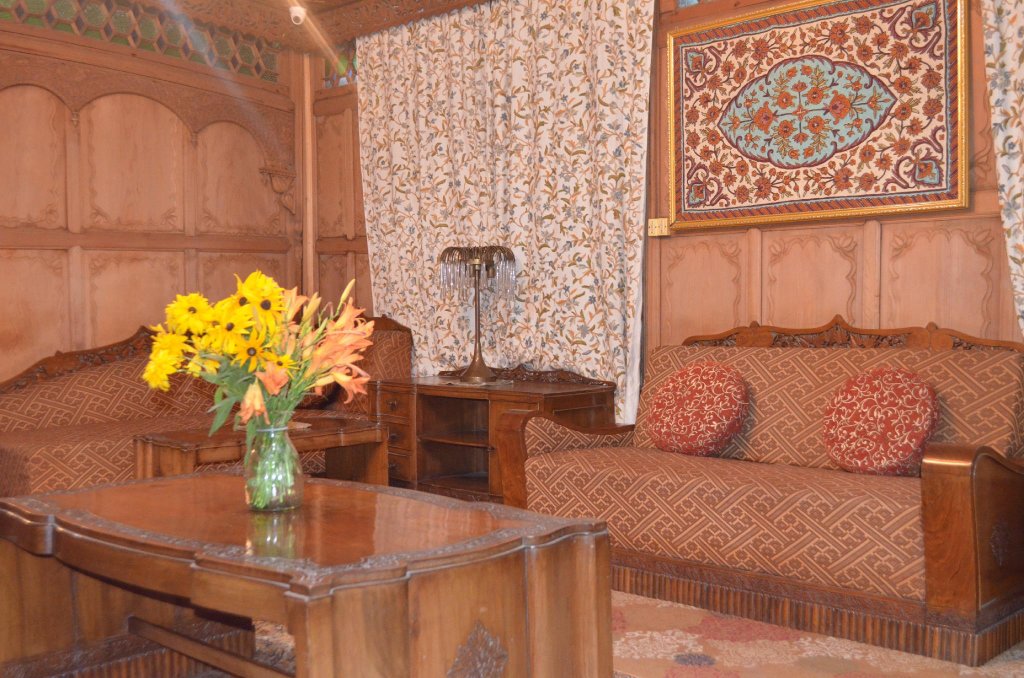 meena group houseboats