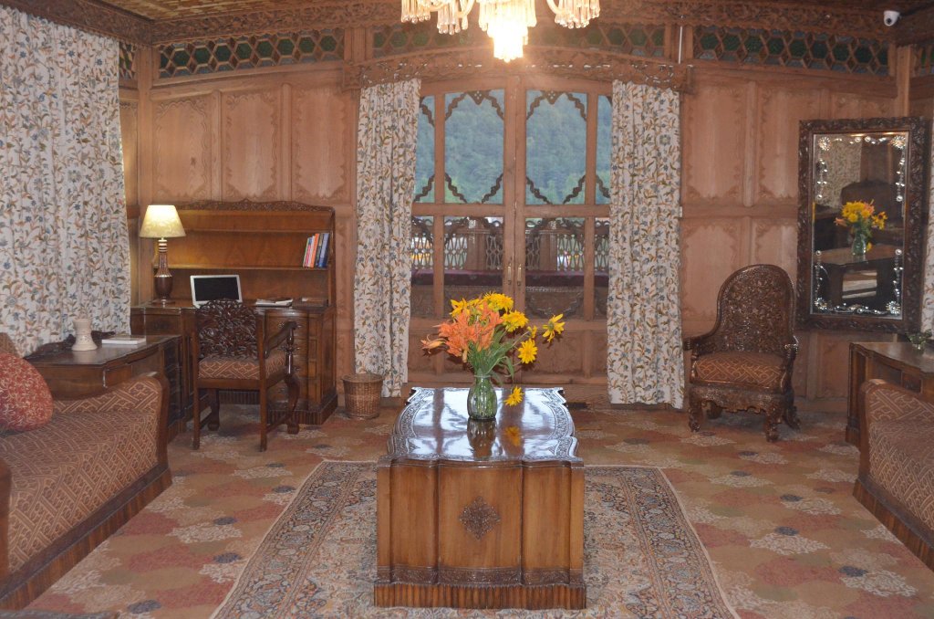 meena group houseboats