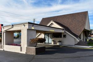 Econo Lodge Inn & Suites