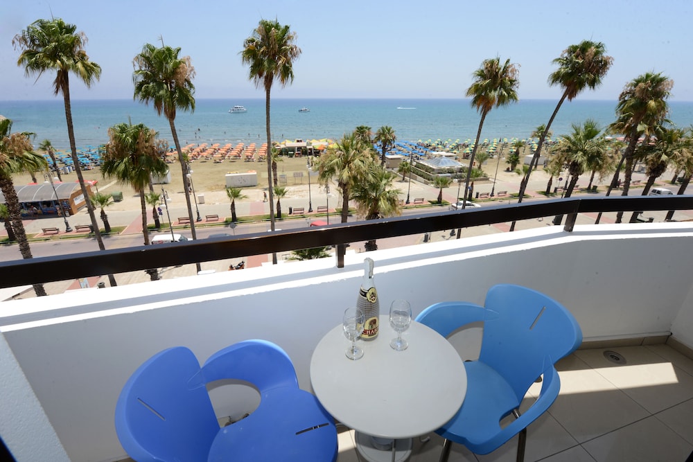 les palmiers beach hotel