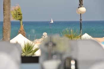 les palmiers beach hotel
