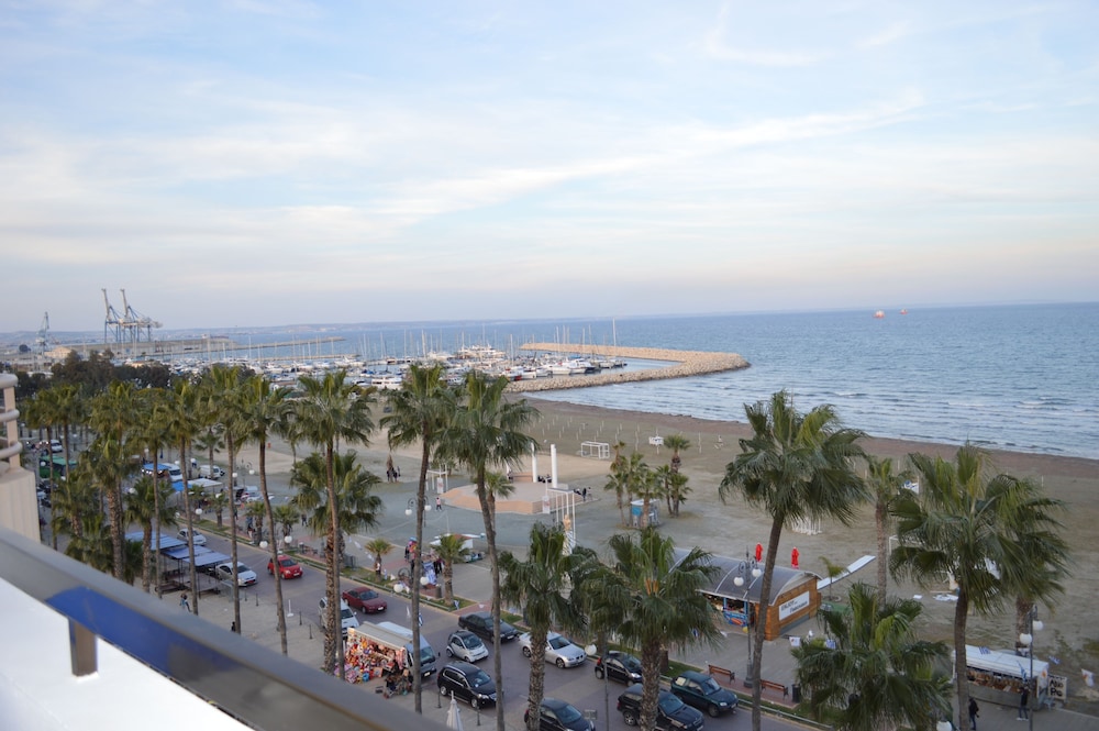 les palmiers beach hotel