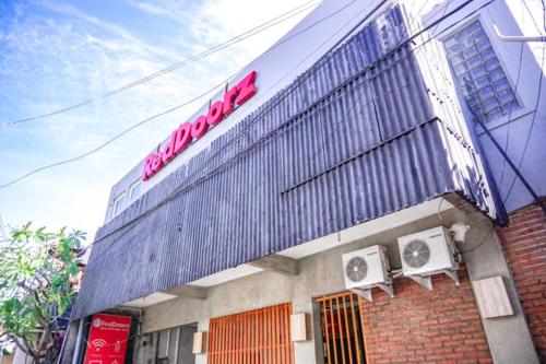 reddoorz hostel near lippo mall kuta
