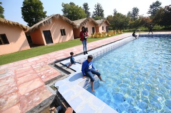 Blowsom Farms,Gurugram>>Delhi,2.5 star