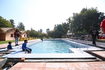 Blowsom Farms,Gurugram>>Delhi,2.5 star