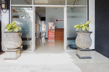 reddoorz near velodrome malang 2