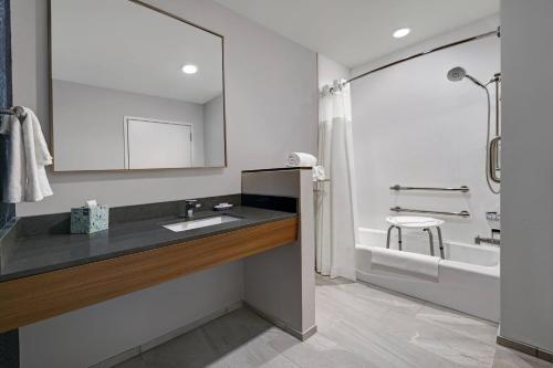 fairfield inn and suites by marriott milwaukee brookfield