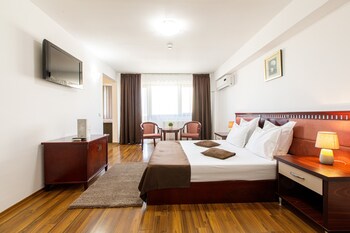 lira pacific aparthotel