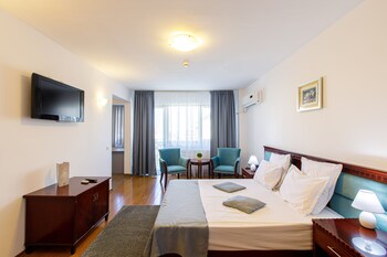 lira pacific aparthotel