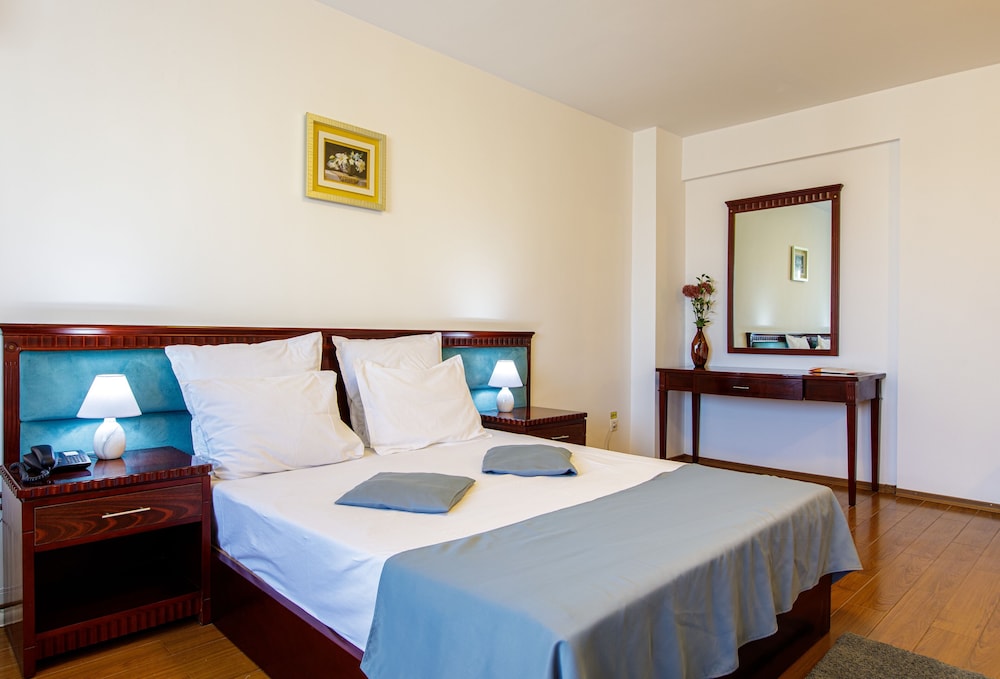 lira pacific aparthotel