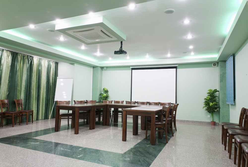 lira pacific aparthotel