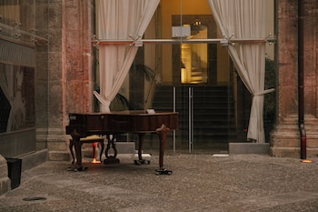 palazzo caracciolo naples