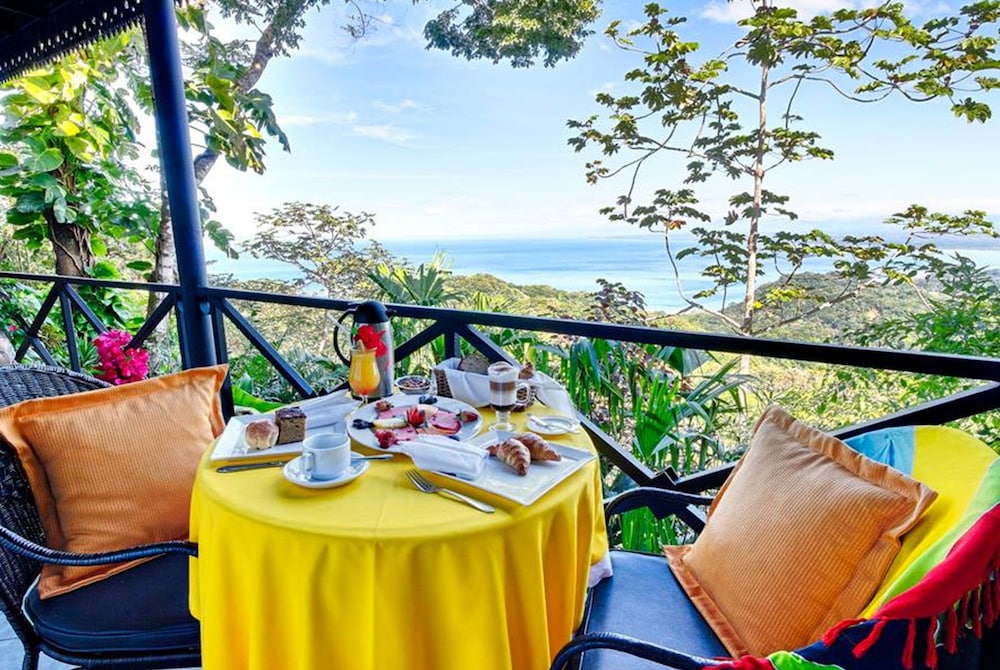 hotel villa caletas