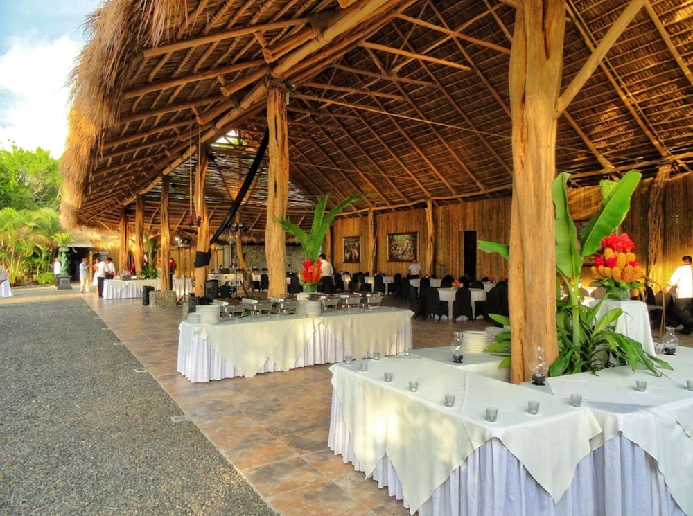 hotel villa caletas