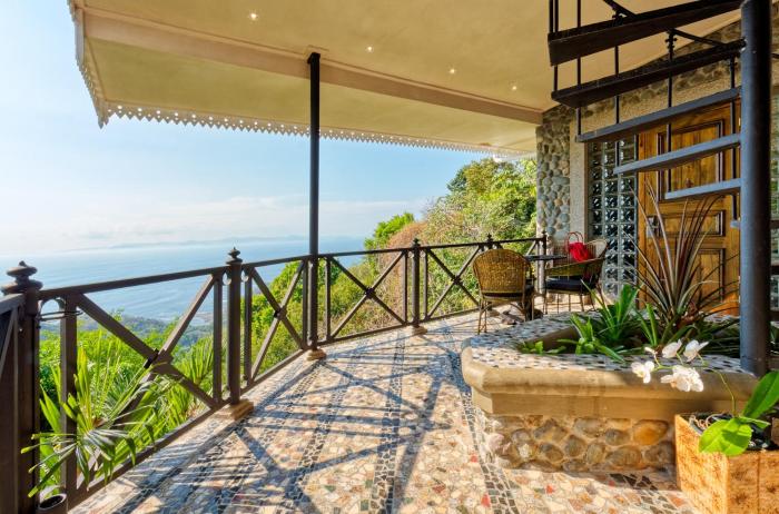 hotel villa caletas