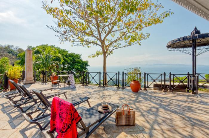 hotel villa caletas
