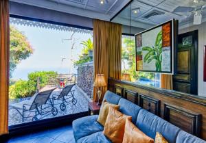 hotel villa caletas