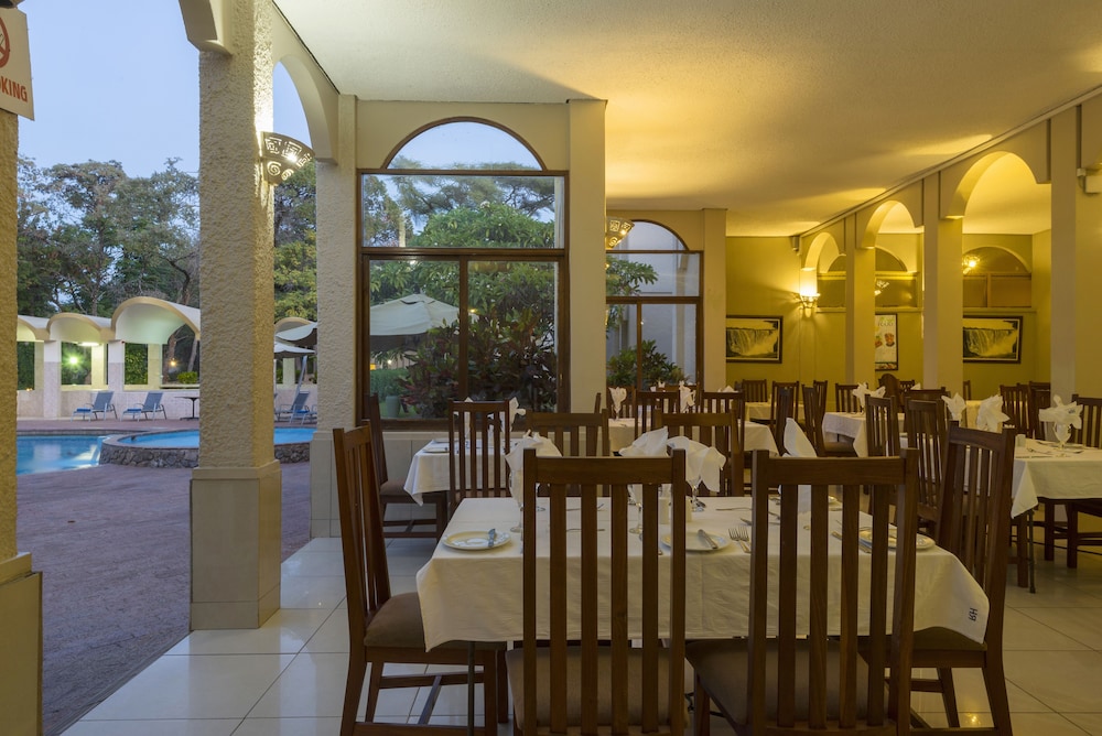 victoria falls rainbow hotel