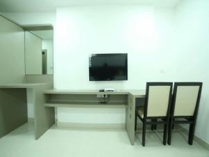Cosy Room With Private Bath And Work Desk,Chanda Nagar>>Hyderabad,3 star