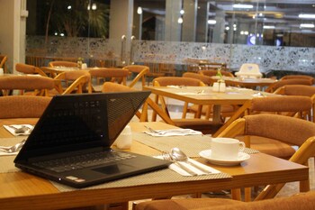 hotel horison gkb gresik