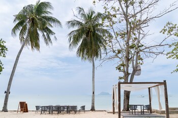 Royal Yao Yai Island Beach Resort - Near Phuket,,5 star