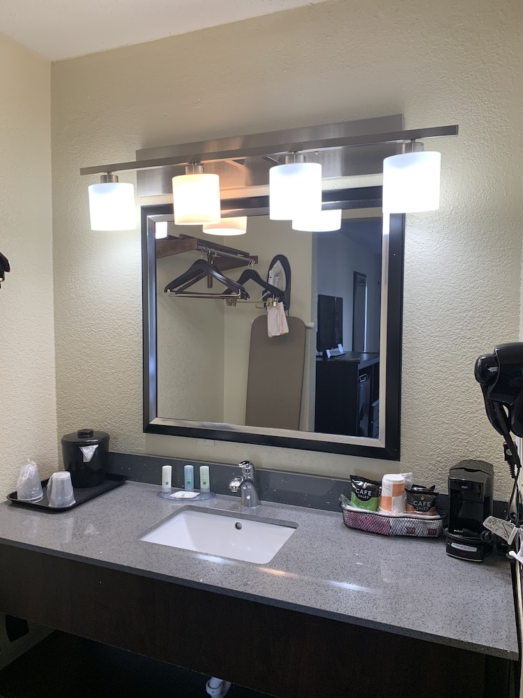 quality inn airport south