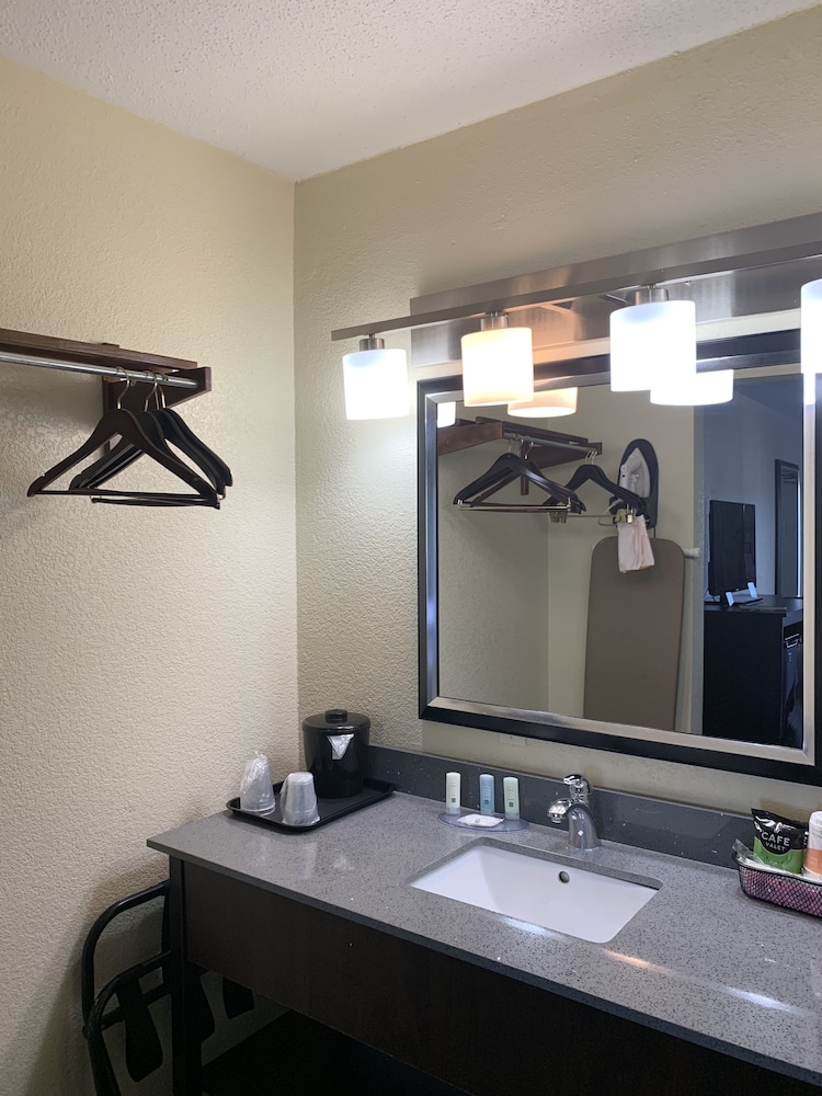 quality inn airport south