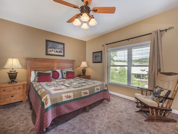 bear crossing by vtrips