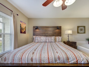 bear crossing by vtrips