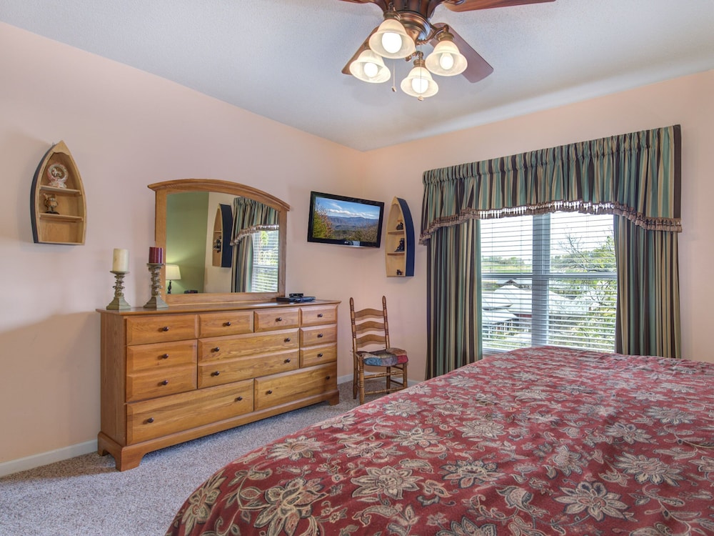 bear crossing by vtrips