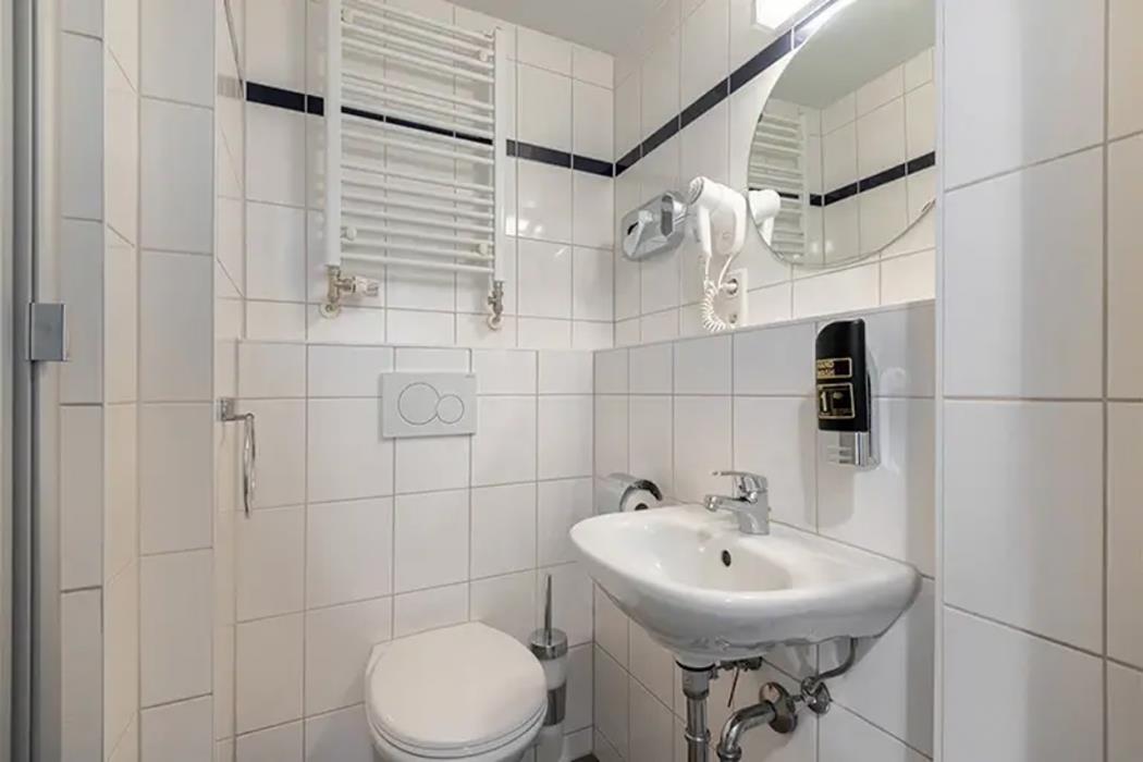 aando frankfurt galluswarte hostel
