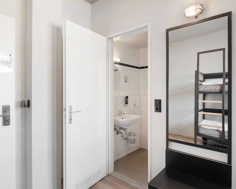 aando frankfurt galluswarte hostel