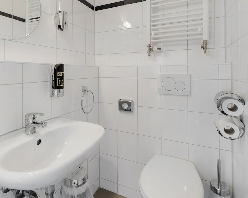 aando frankfurt galluswarte hostel