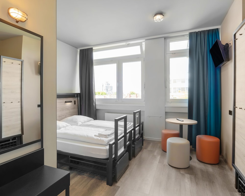 aando frankfurt galluswarte hostel