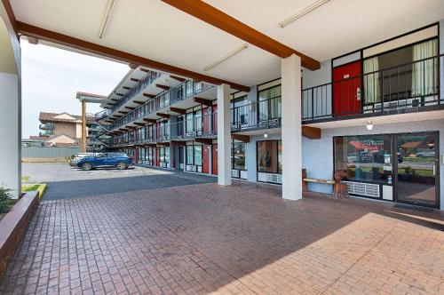 Americana Inn, A Travelodge By Wyndham,2825 Parkway,2 star
