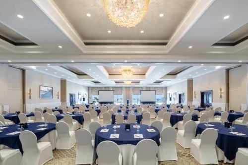 crowne plaza muscat an ihg hotel
