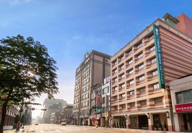 green world triplebeds hotel