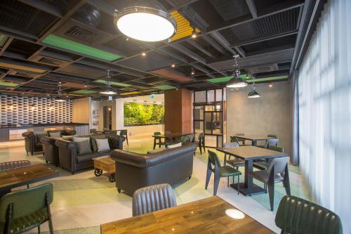 green world triplebeds hotel