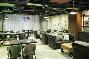 green world triplebeds hotel