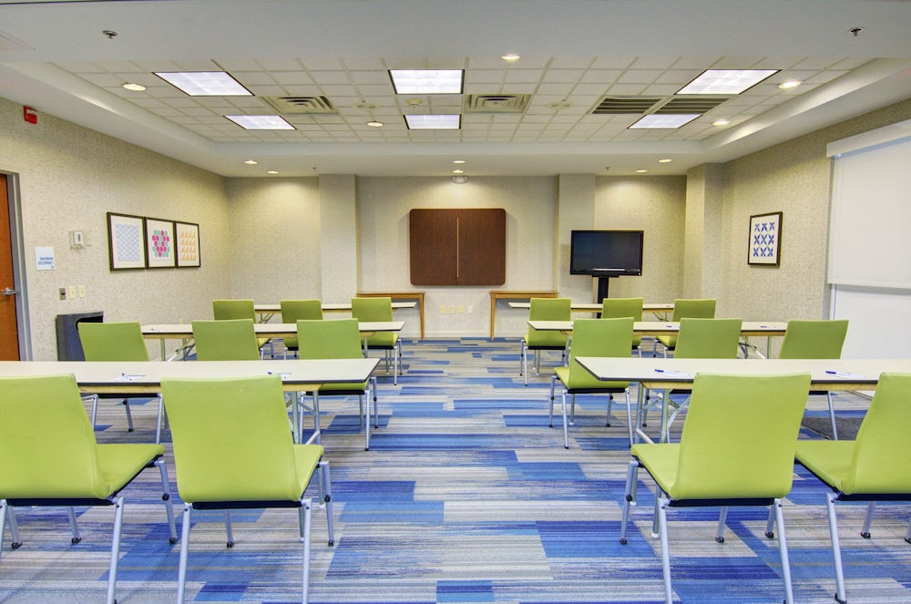 holiday inn express and suites blacksburg university area