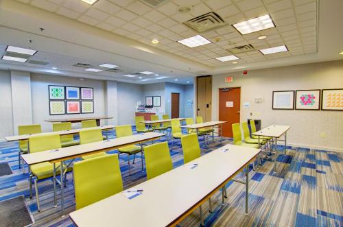 holiday inn express and suites blacksburg university area