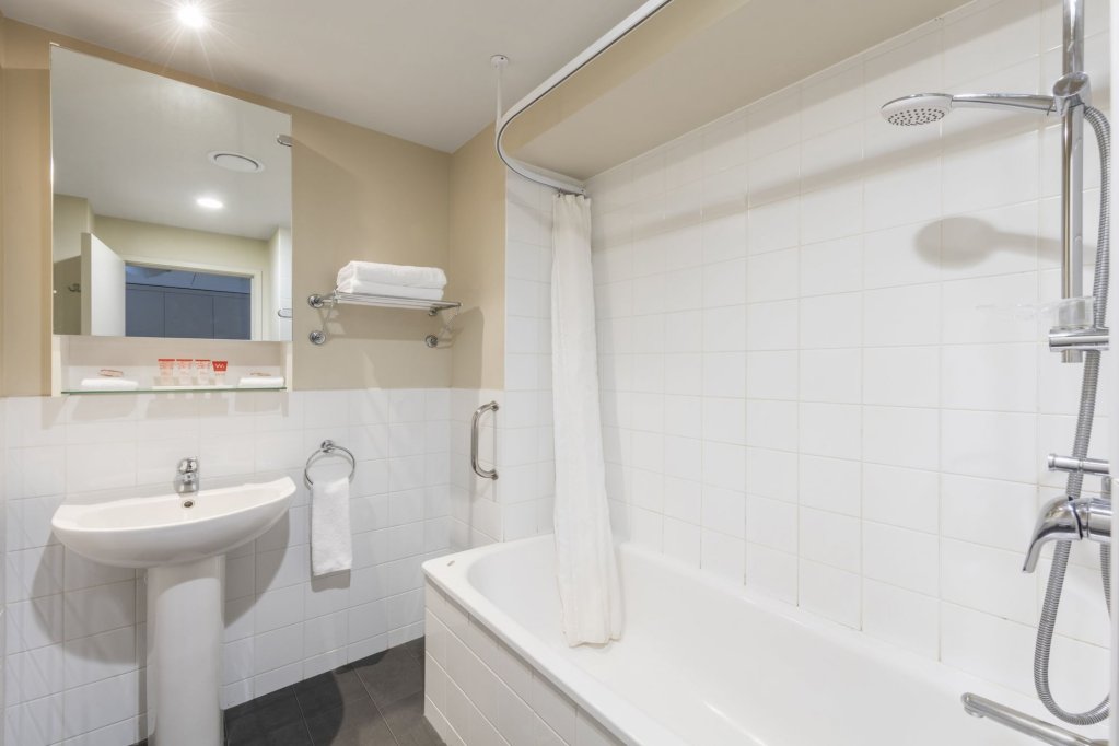 Hotel Grand Chancellor Auckland,,3 star