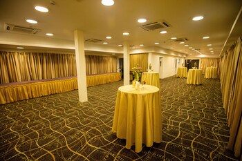 Gsh Colombo,Nuwara Eliya>>Colombo,3.5 star