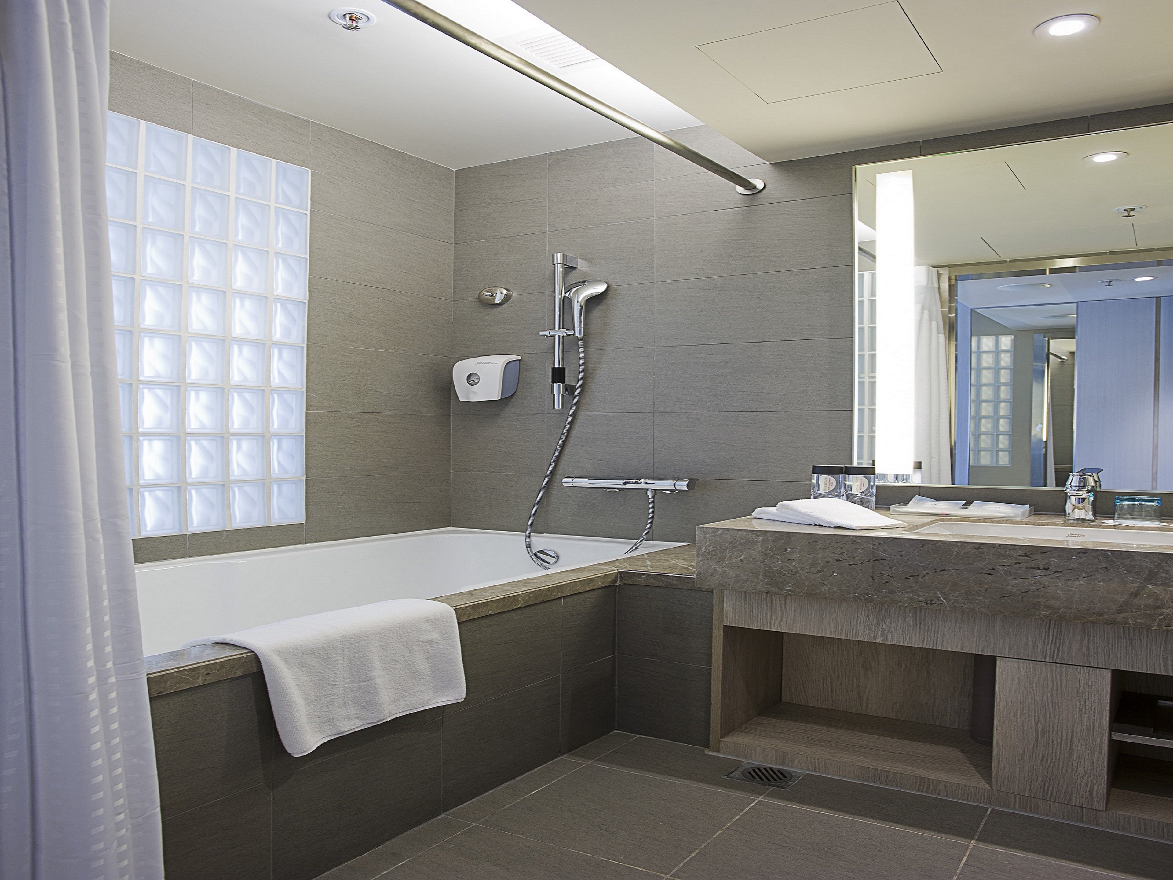 holiday inn express hong kong mongkok by ihg