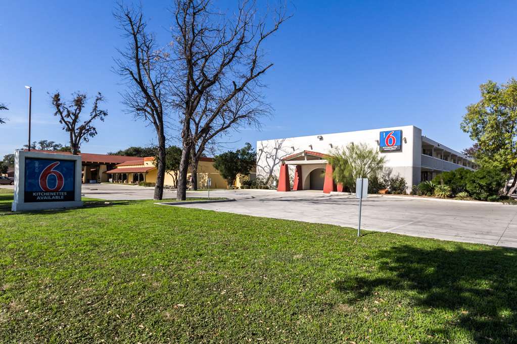 motel 6 uvalde tx