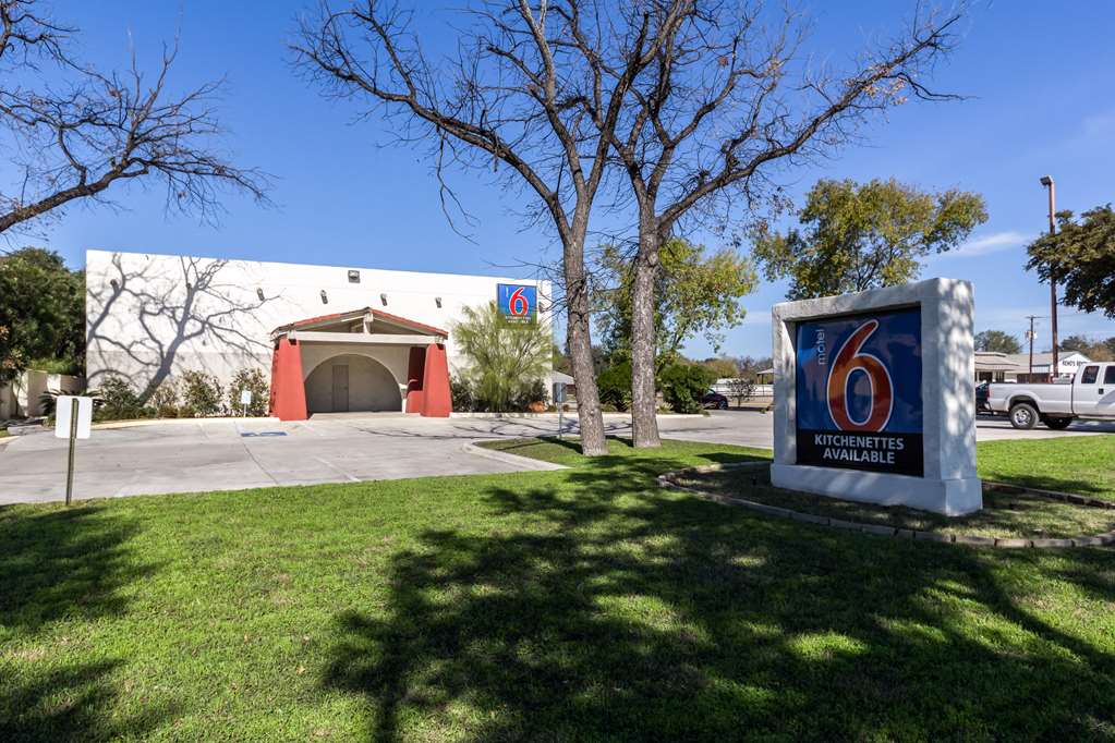 motel 6 uvalde tx