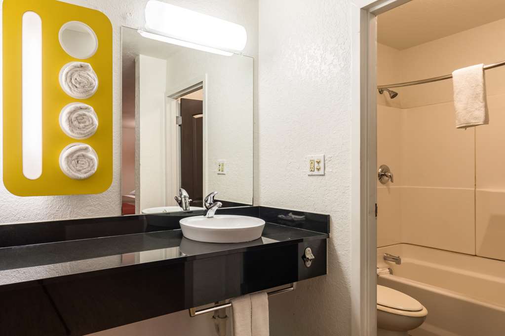 motel 6 uvalde tx